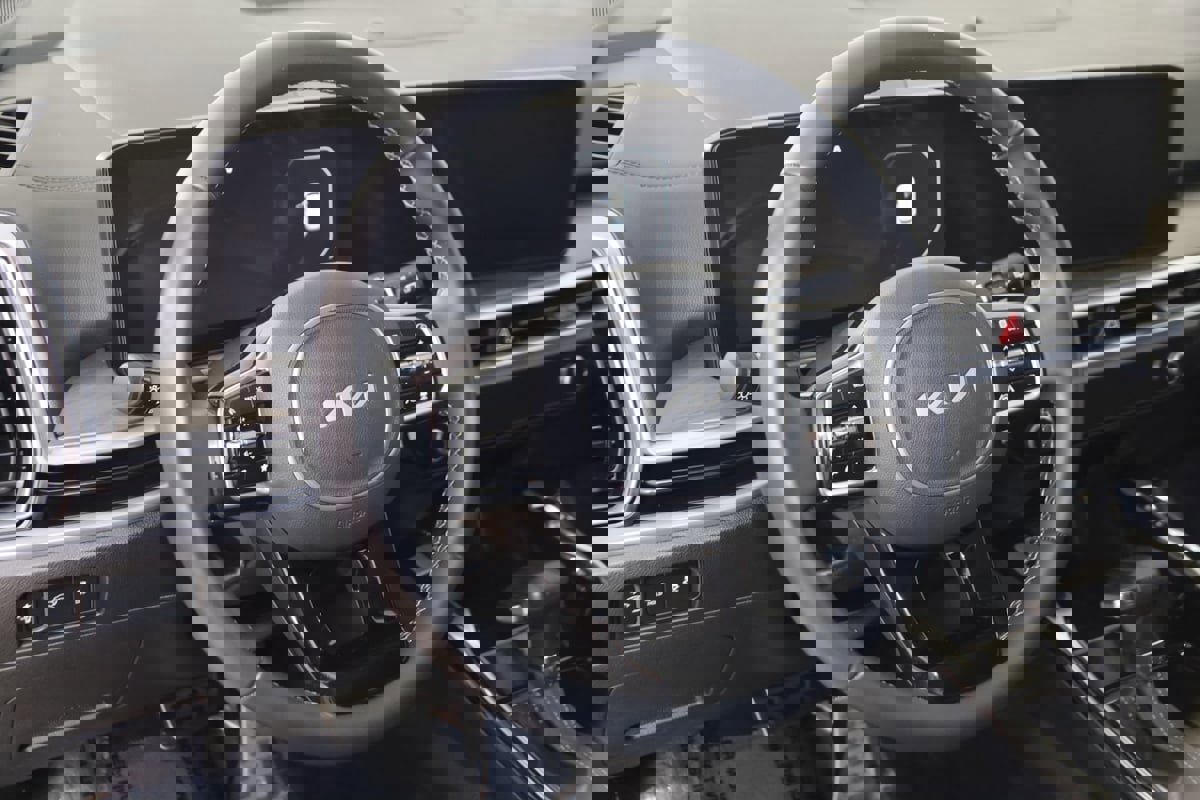 Used 2025 Kia Sorento SX image 6