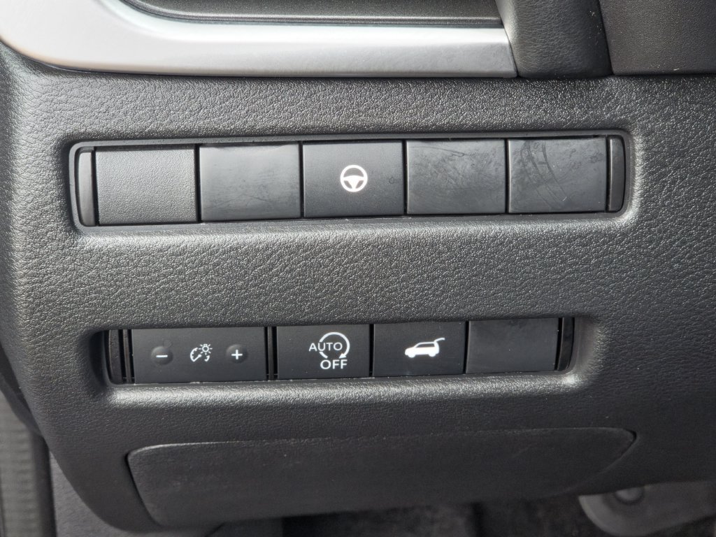 Used 2025 Nissan Rogue SV FWD image 24