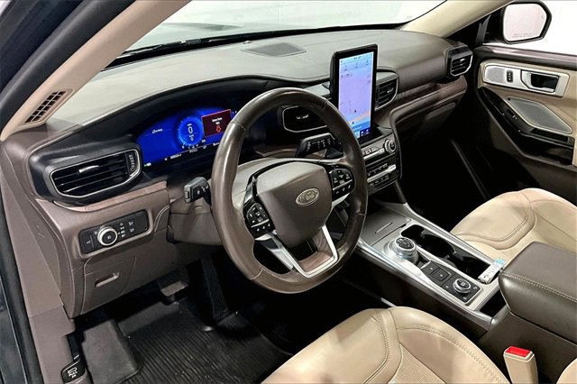 Used 2022 Ford Explorer Platinum w/ Technology Package image 17