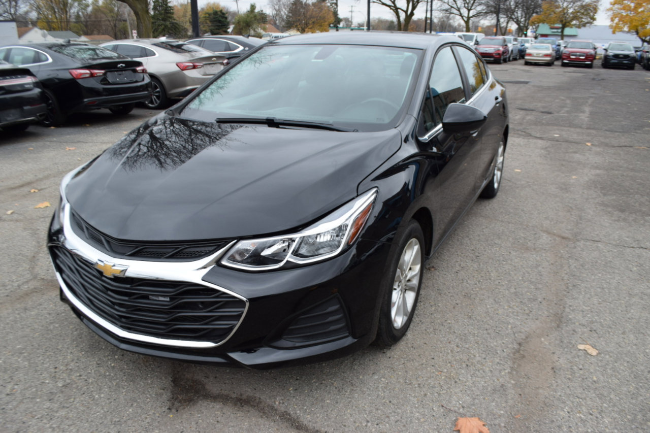 Used 2019 Chevrolet Cruze LT image 2