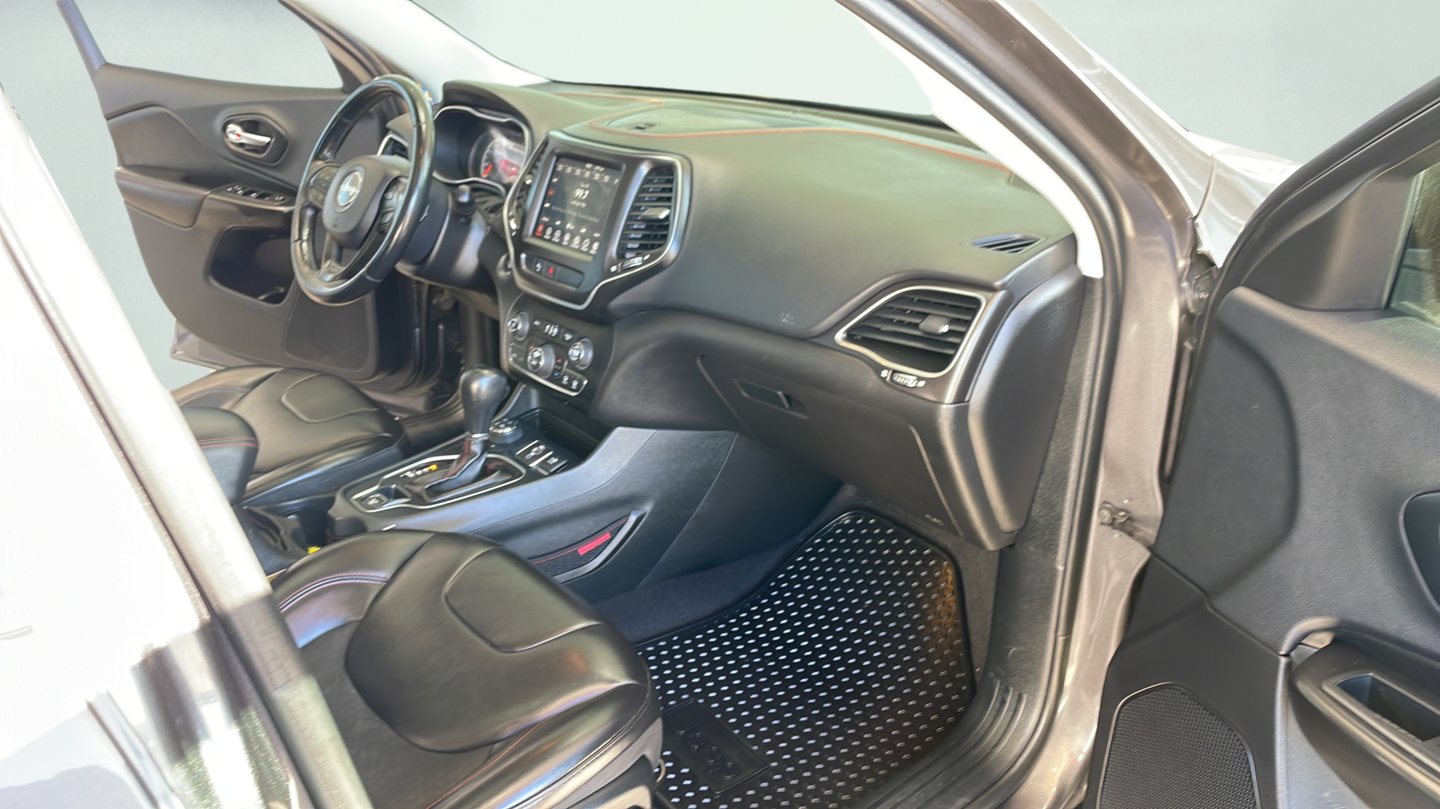 Used 2019 Jeep Cherokee Trailhawk w/ Comfort/Convenience Group AWD/4WD image 14