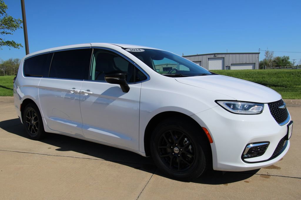 Used 2024 Chrysler Pacifica Touring-L FWD image 3