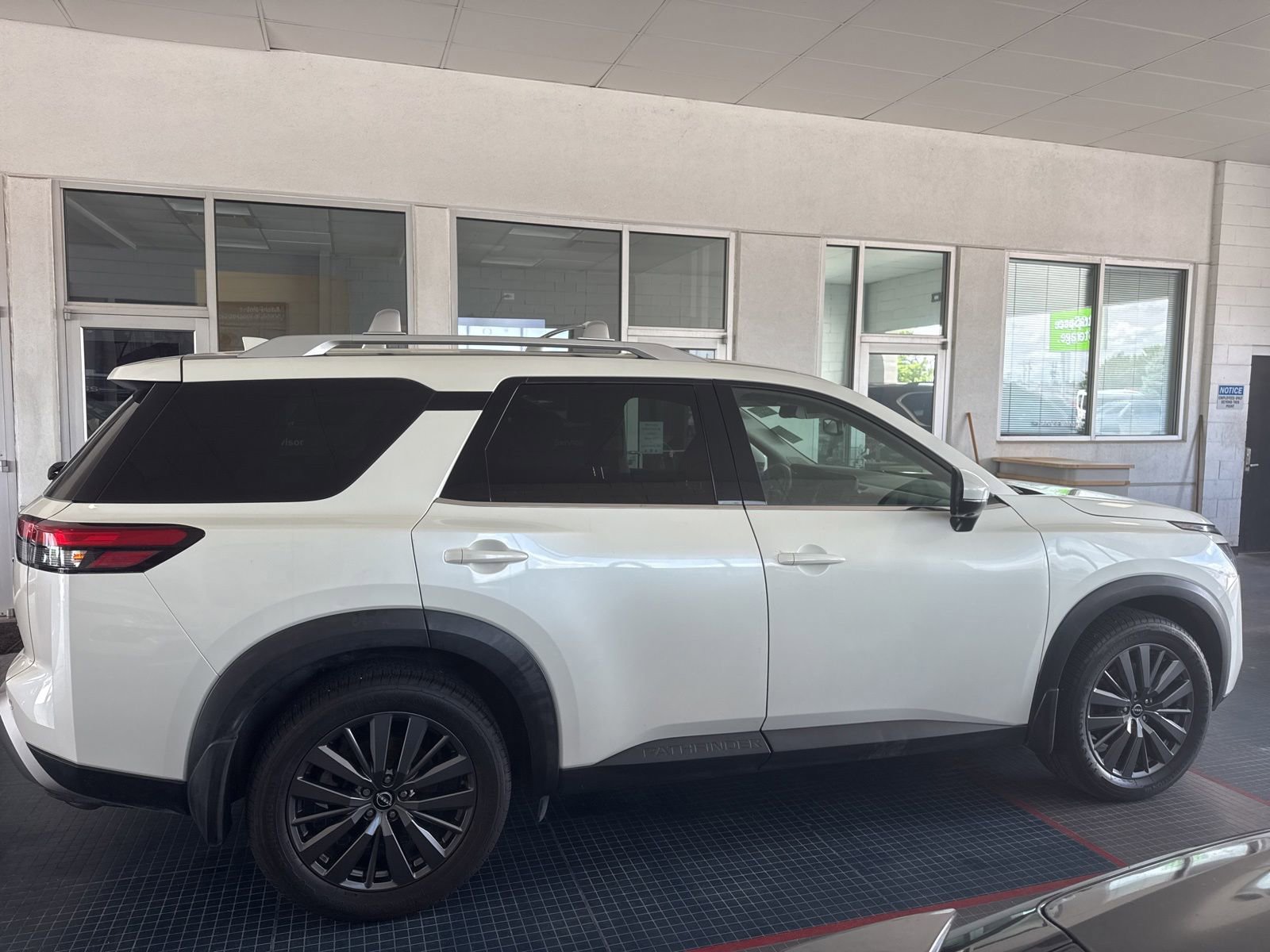 Used 2022 Nissan Pathfinder SL w/ SL Premium Package FWD image 3