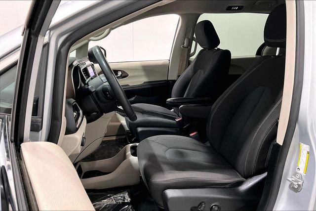 Used 2022 Chrysler Voyager LX image 22