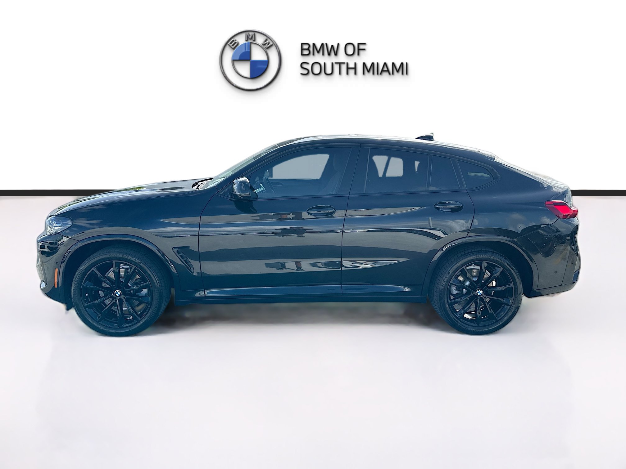 Used 2025 BMW X4 xDrive30i w/ M Sport Package AWD/4WD image 4