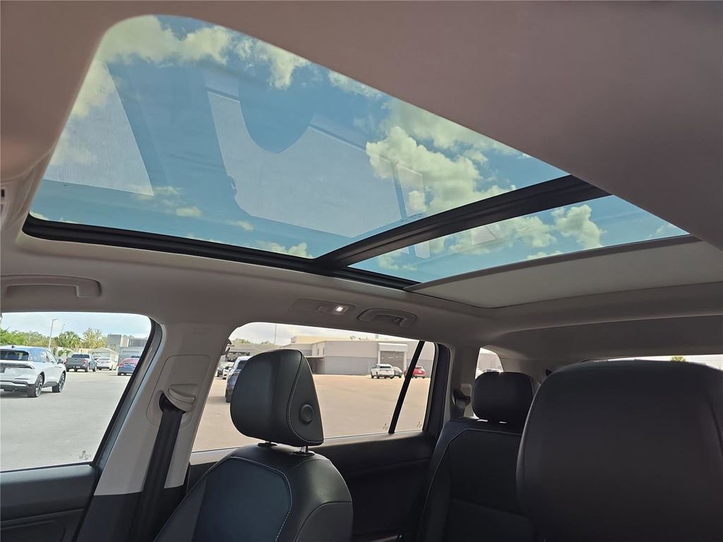 Used 2021 Volkswagen Tiguan SE w/ Panoramic Sunroof Package FWD image 26