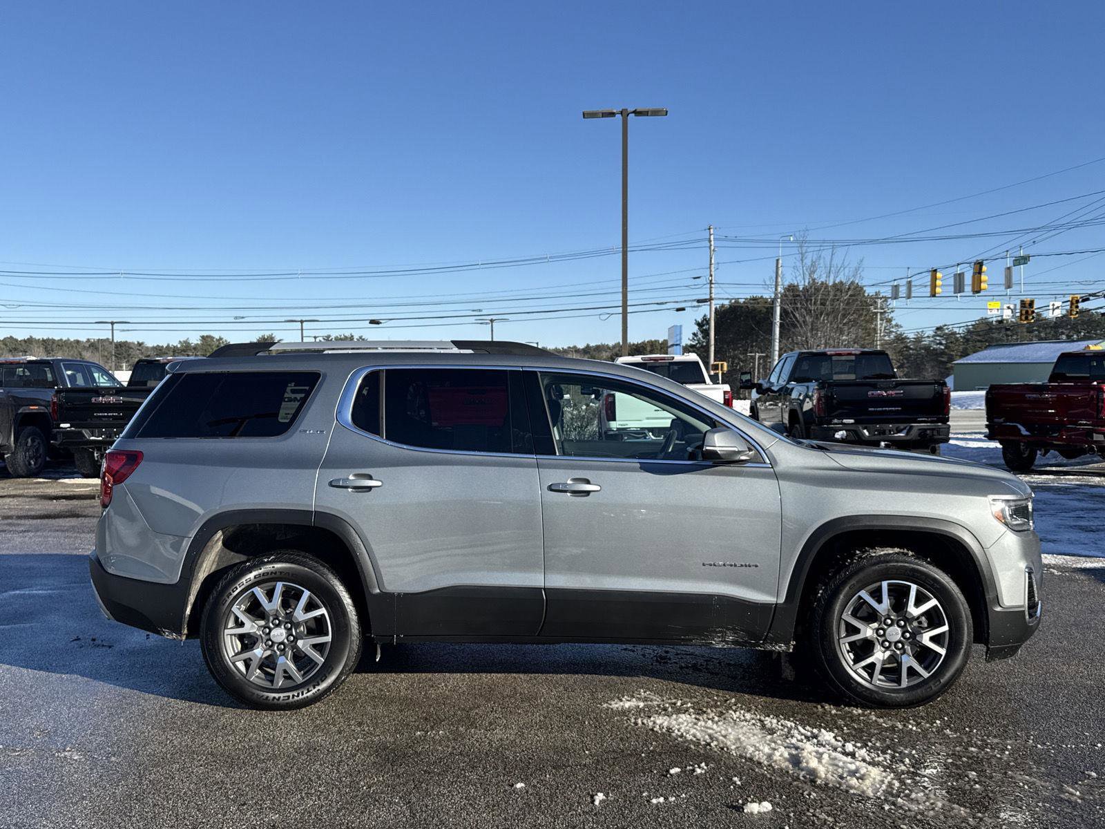 Used 2023 GMC Acadia SLE w/ Driver Convenience Package image 4