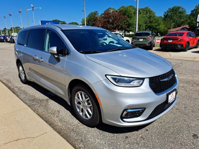 Used 2023 Chrysler Pacifica Touring-L FWD image 8