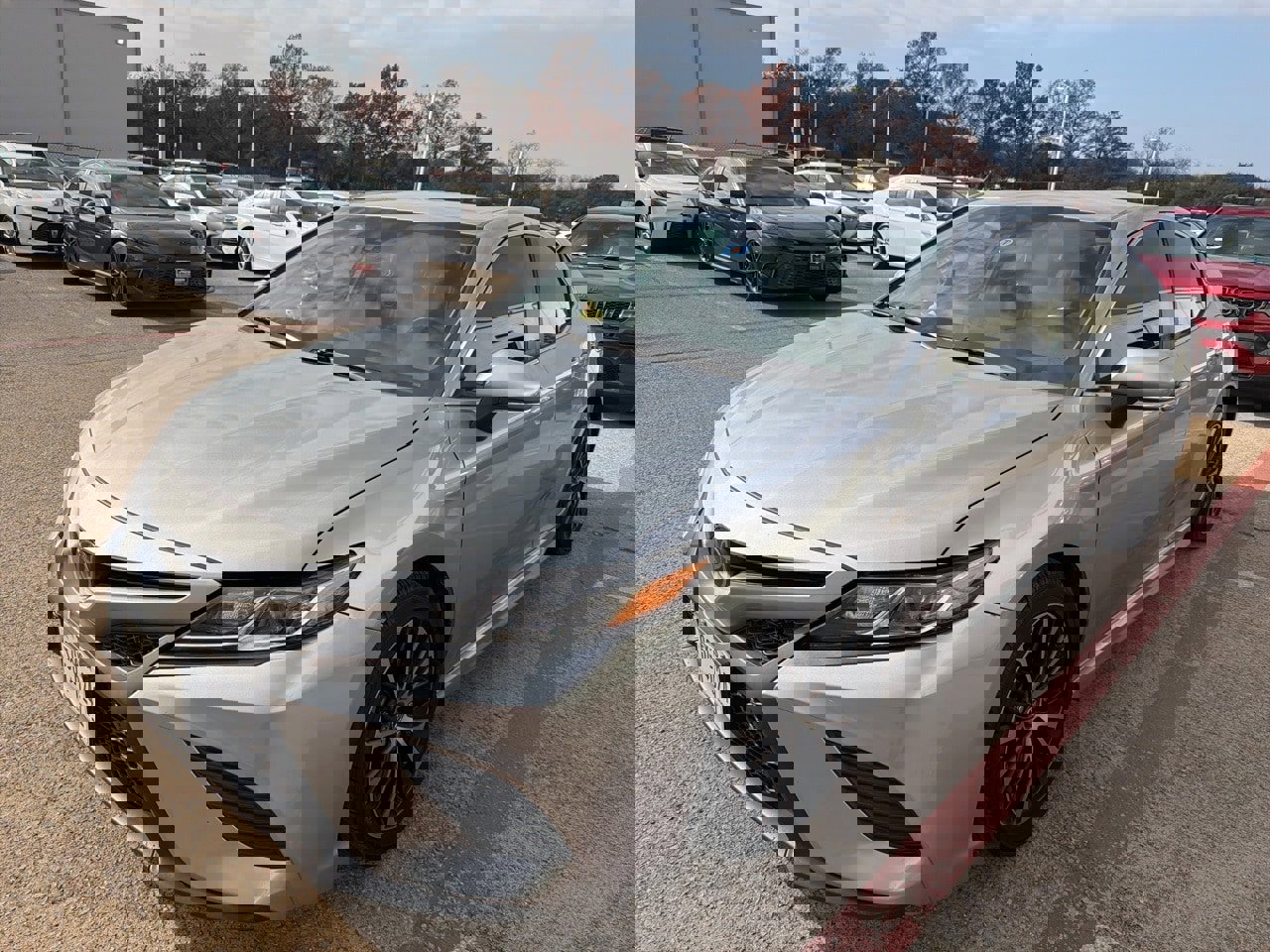 Used 2020 Toyota Camry image 1