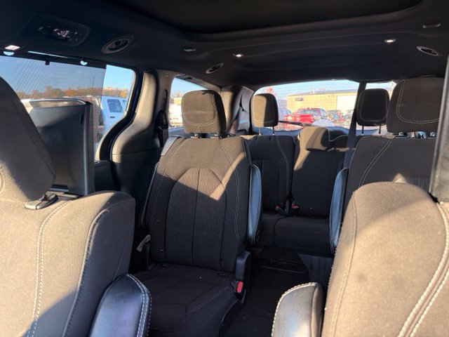 Used 2021 Chrysler Pacifica Touring w/ Uconnect Theater Family Group FWD image 11