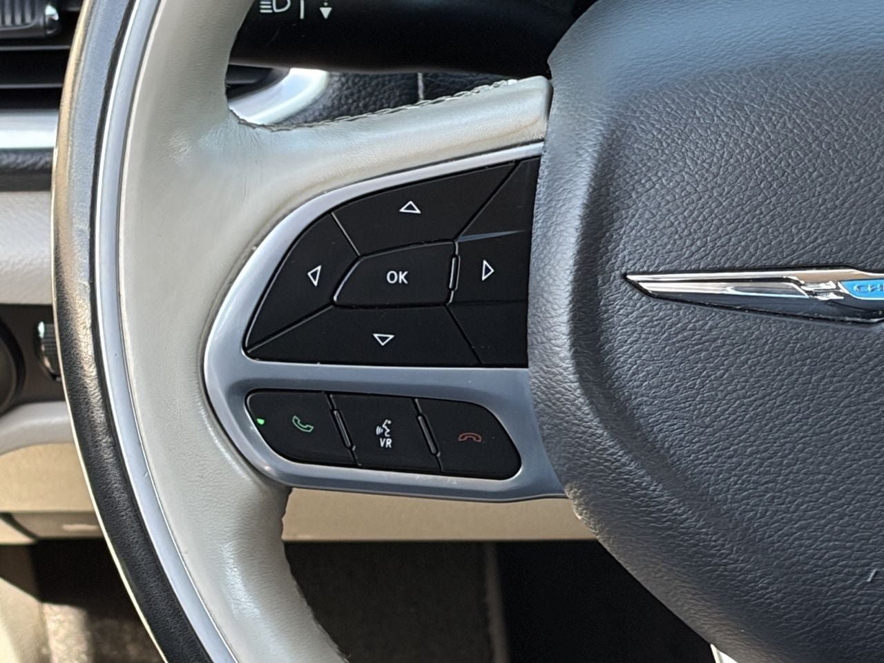 Used 2021 Chrysler Pacifica Limited w/ Uconnect Theater Family Group FWD image 20