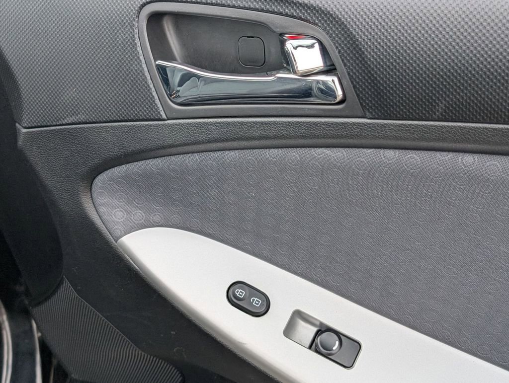 Used 2013 Hyundai Accent SE image 43