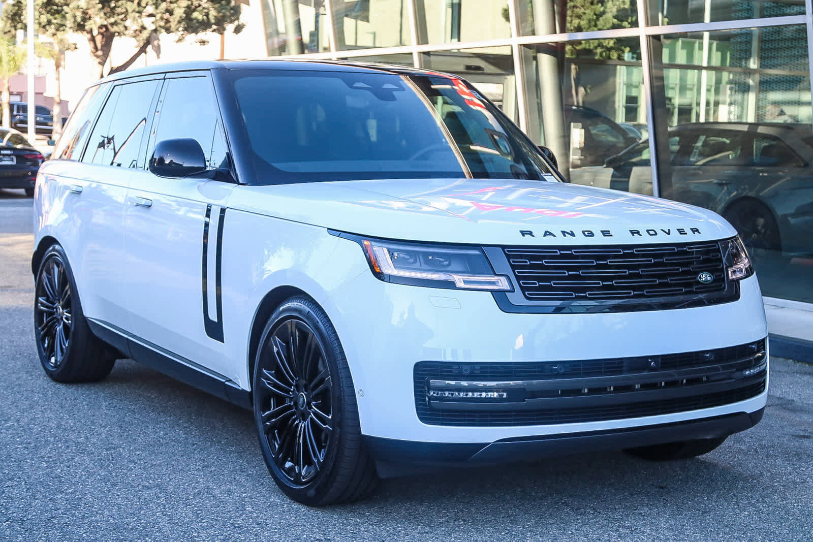 Used 2025 Land Rover Range Rover SE image 3