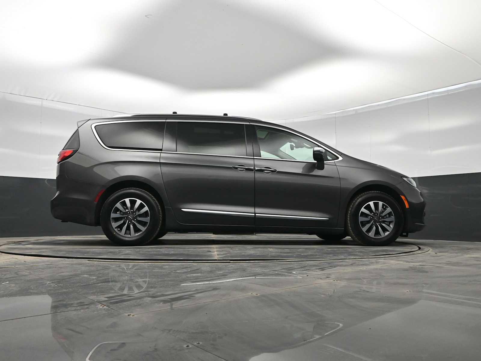 Used 2021 Chrysler Pacifica Limited w/ Uconnect Theater Family Group image 37