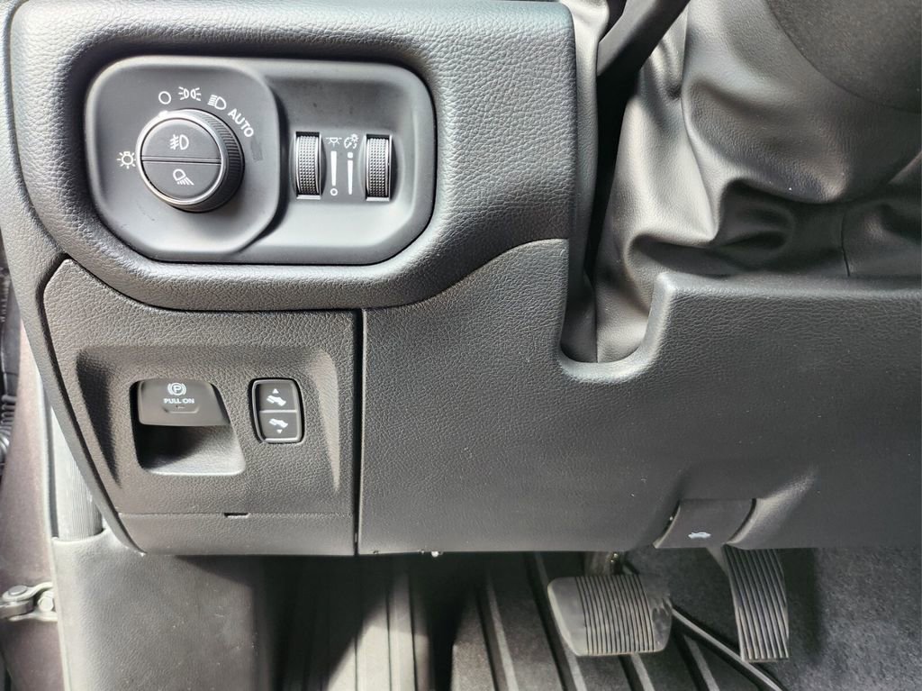 Used 2025 RAM 1500 Laramie w/ Sport Appearance Package AWD/4WD image 28