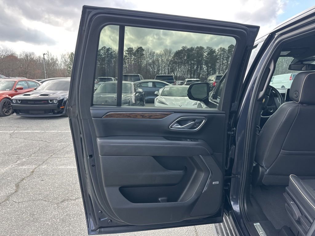 Used 2023 Chevrolet Suburban Premier image 24