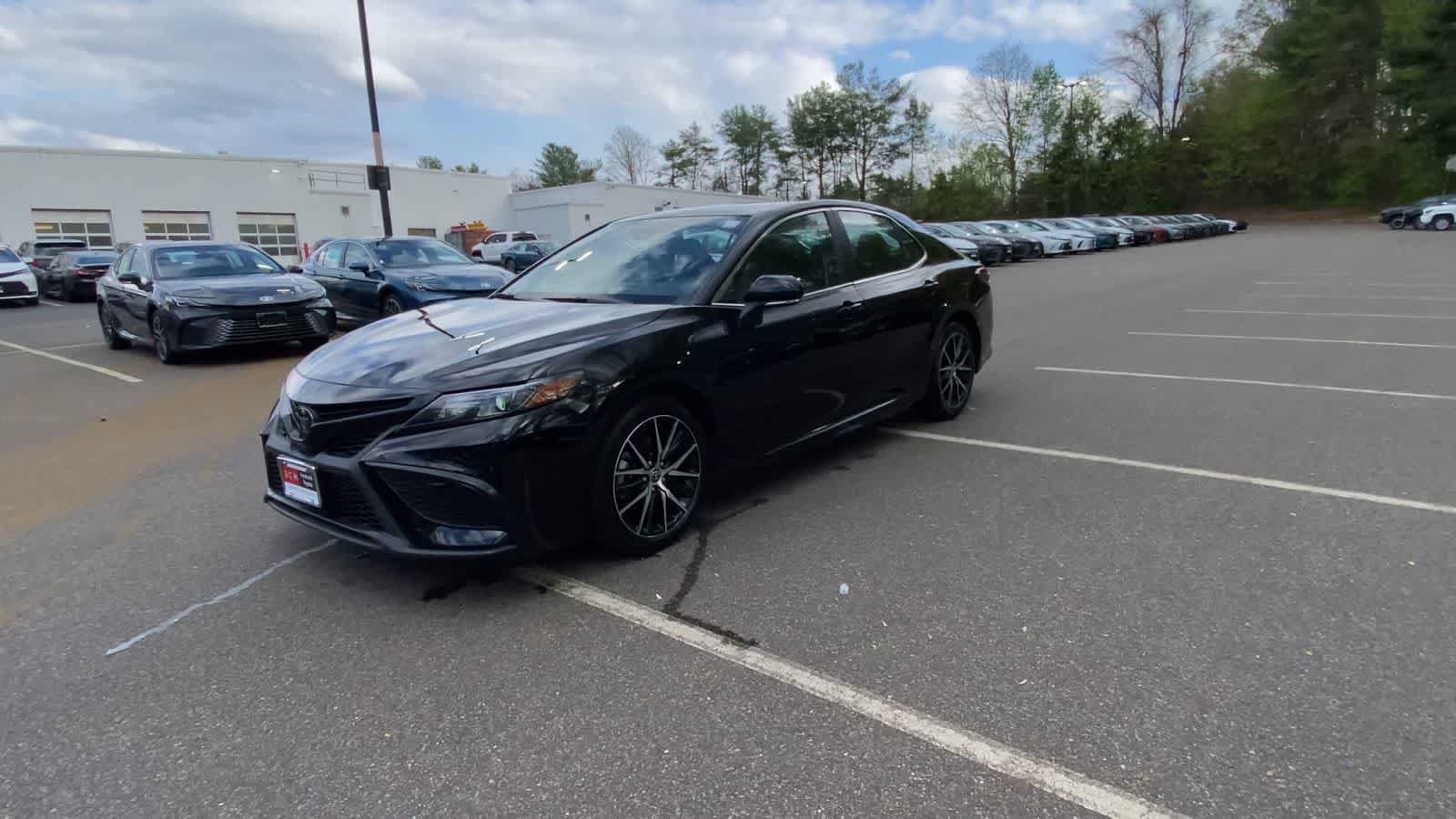 Used 2024 Toyota Camry SE FWD image 4