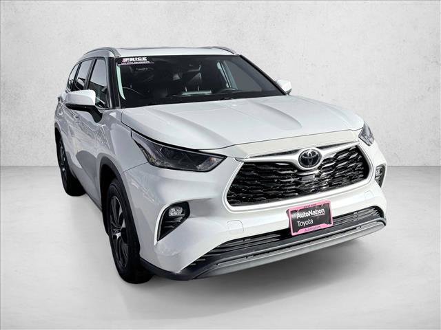 Used 2023 Toyota Highlander XLE image 3
