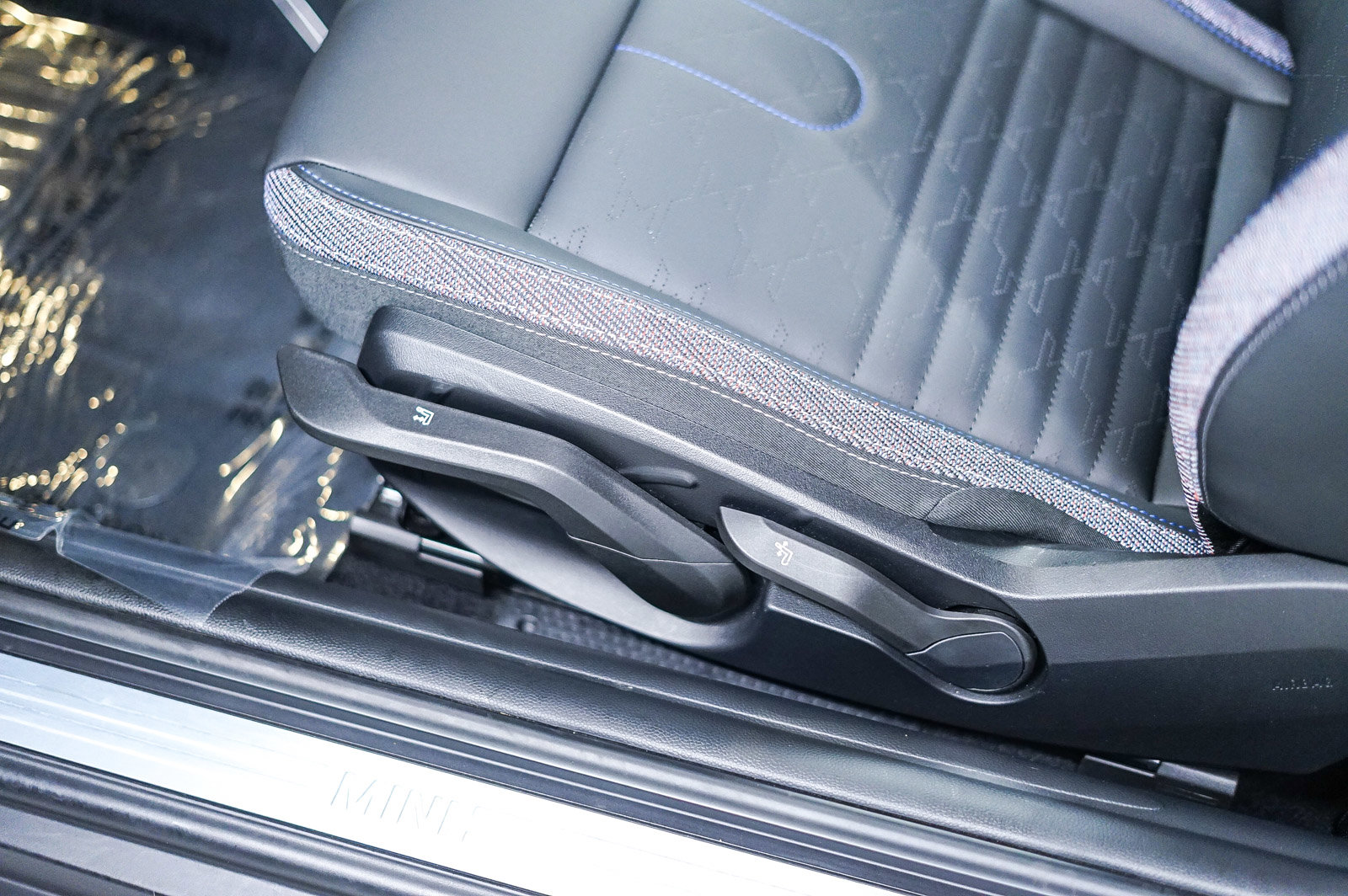 Used 2025 MINI Cooper 2-Door Hardtop image 18