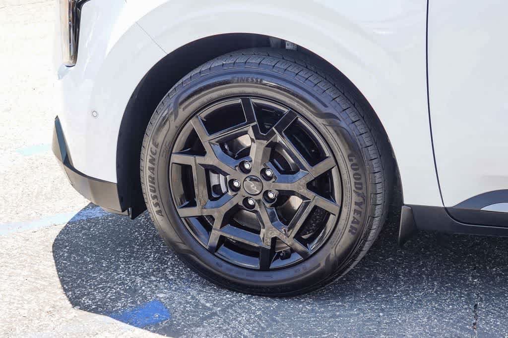 Certified 2025 Kia Carnival SX w/ SX Dark Edition Package FWD image 9
