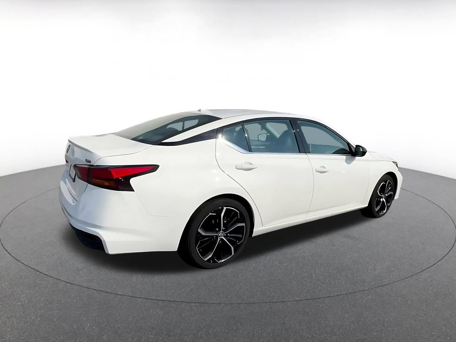 Used 2025 Nissan Altima 2.5 SR FWD image 14