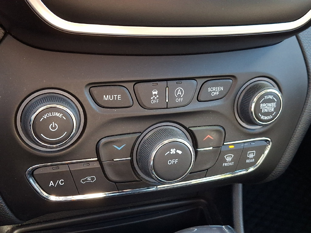 Used 2020 Jeep Cherokee Latitude Plus w/ Cold Weather Group AWD/4WD image 15