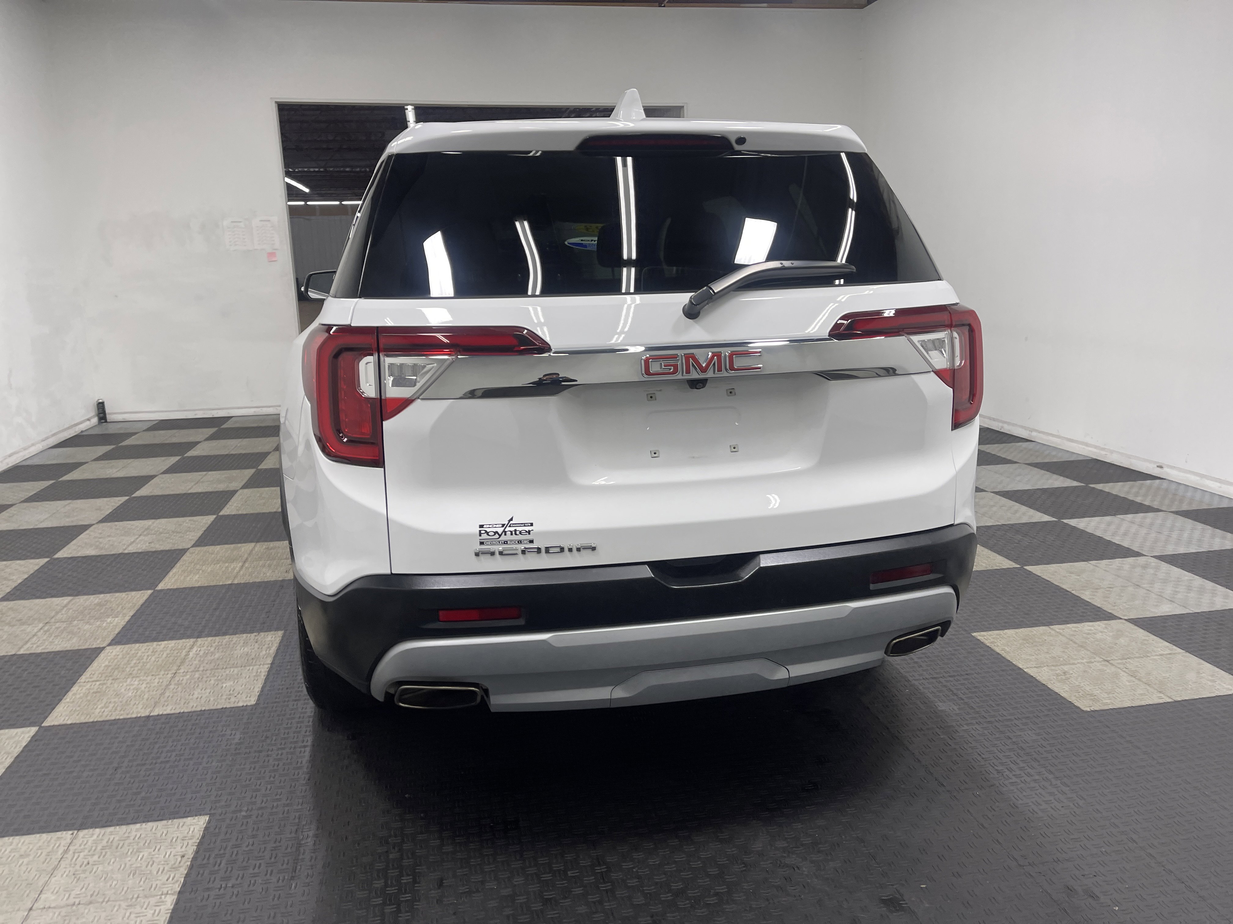 Used 2023 GMC Acadia SLE image 3