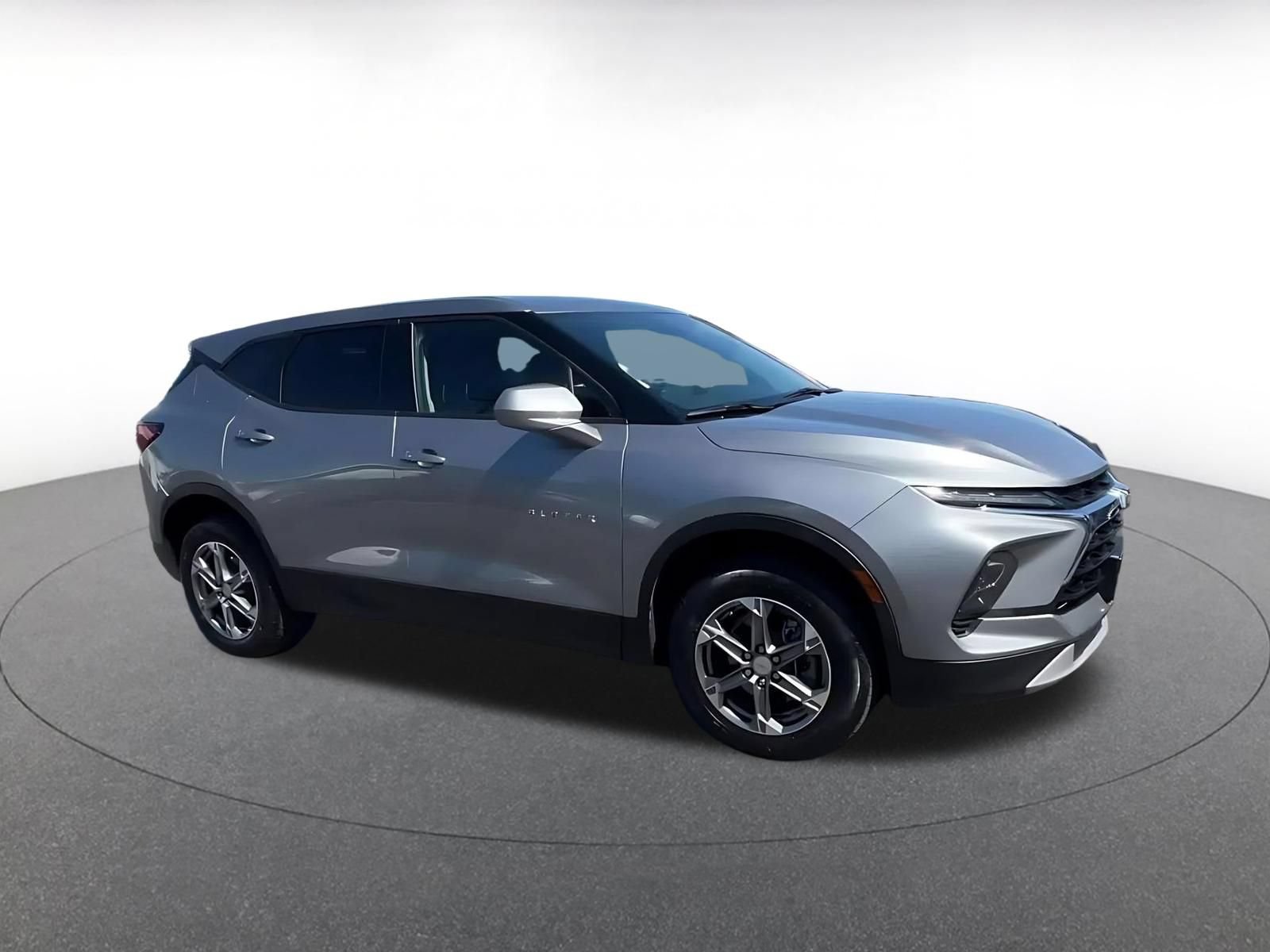 Used 2025 Chevrolet Blazer LT FWD image 2