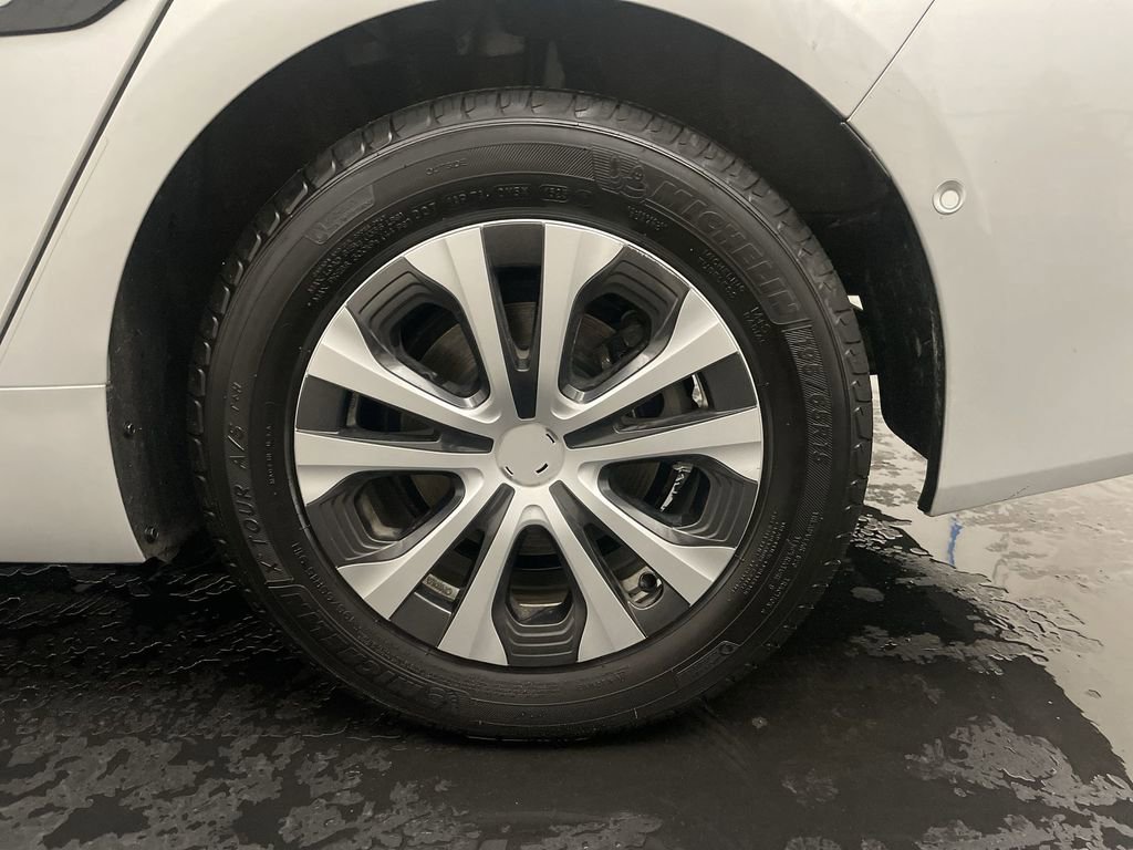 Used 2022 Toyota Prius XLE image 25