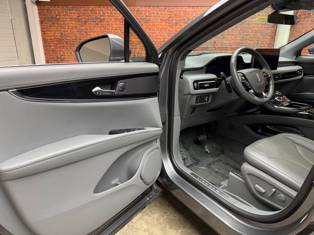 Used 2022 Lincoln Nautilus Reserve image 9