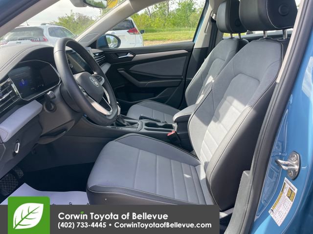 Used 2025 Volkswagen Jetta SE FWD image 17