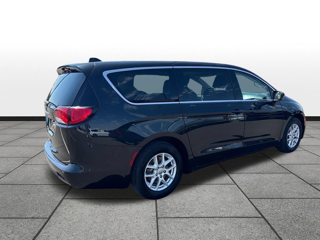 Used 2017 Chrysler Pacifica Touring FWD image 5