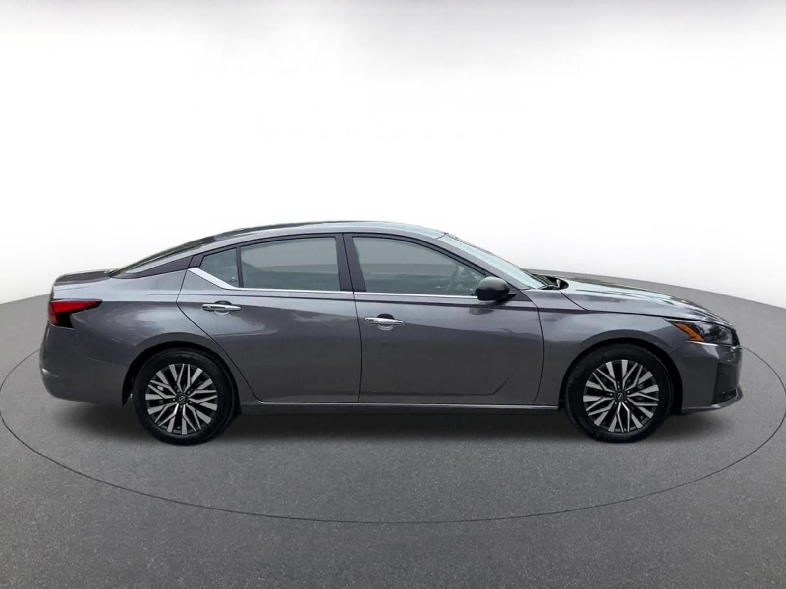 Used 2025 Nissan Altima 2.5 SV FWD image 13