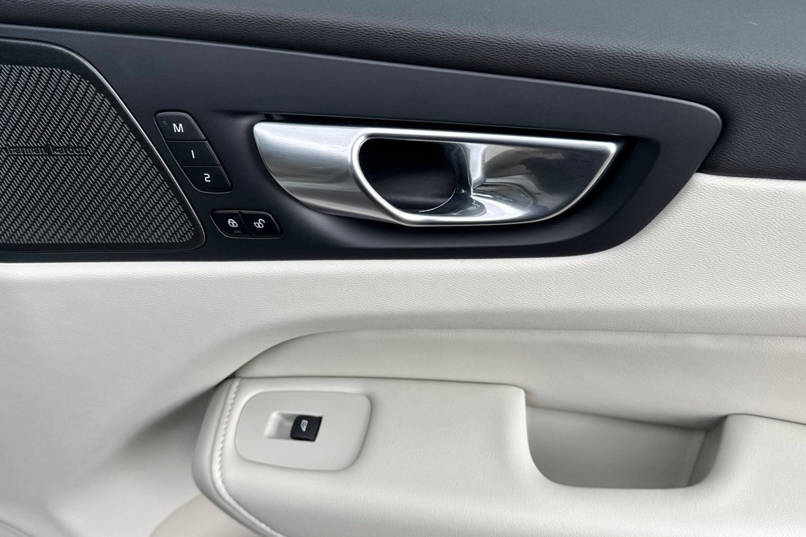 Used 2026 Volvo XC60 B5 Ultra w/ Protection Package Premier image 19