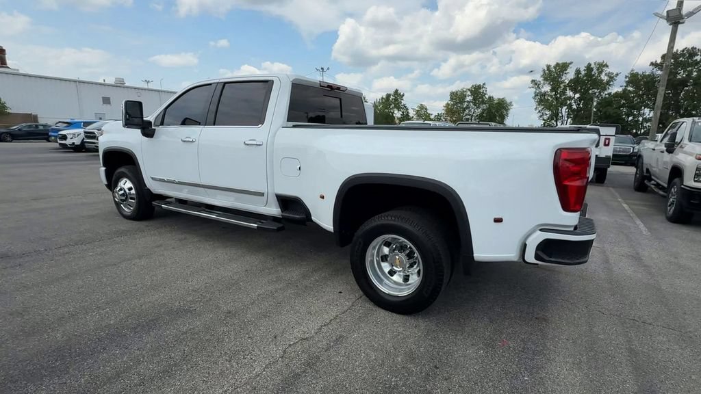 Used 2025 Chevrolet Silverado 3500 High Country w/ High Country Premium Package AWD/4WD image 6