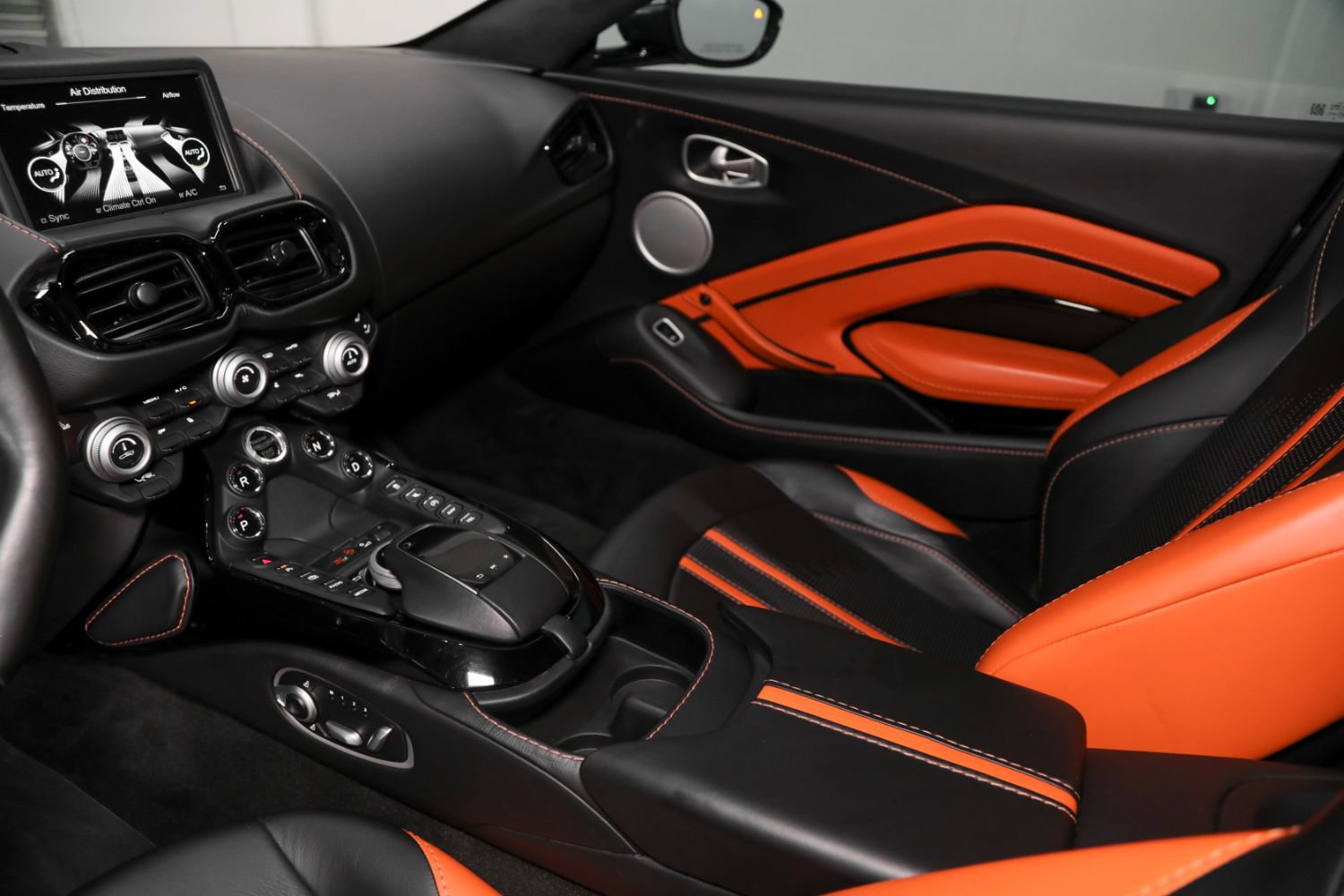 Used 2019 Aston Martin V8 Vantage Coupe RWD image 38
