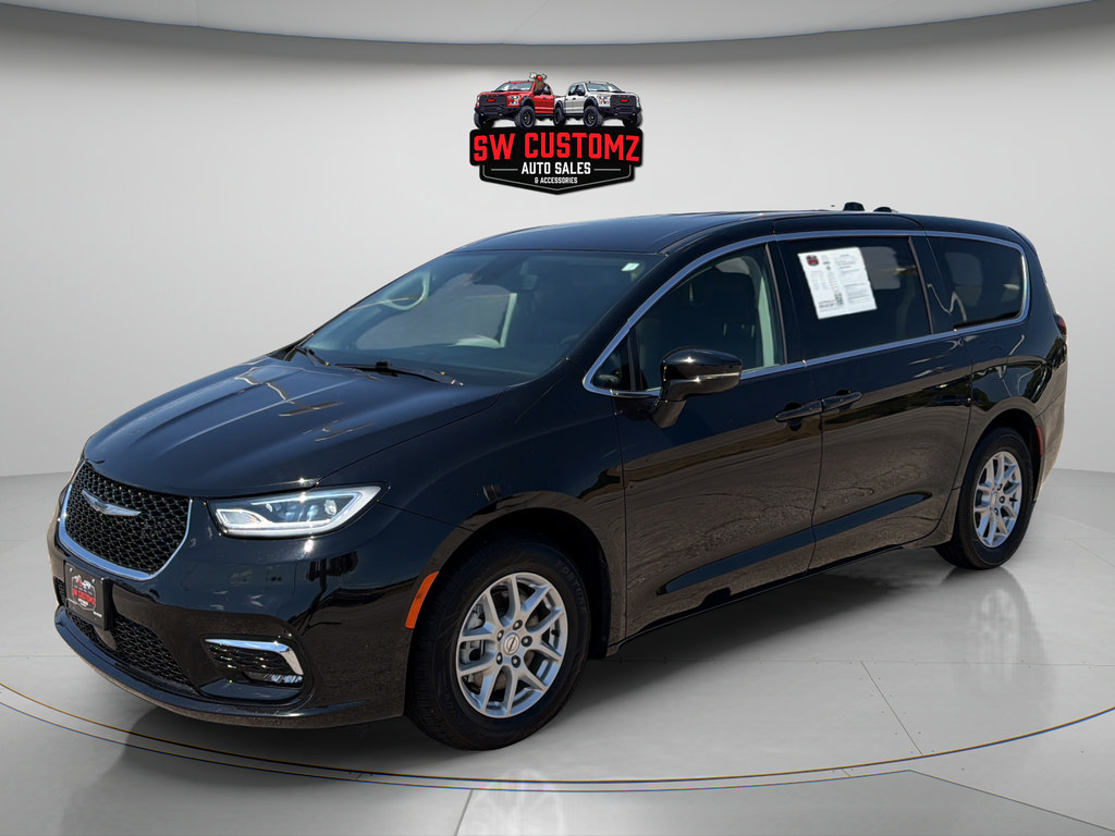 Used 2024 Chrysler Pacifica Touring-L FWD image 3
