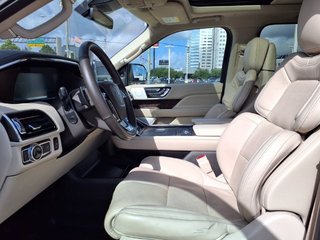 Used 2019 Lincoln Navigator Reserve AWD/4WD image 4