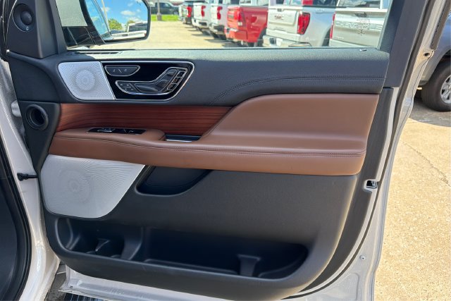 Used 2023 Lincoln Navigator Reserve AWD/4WD image 19