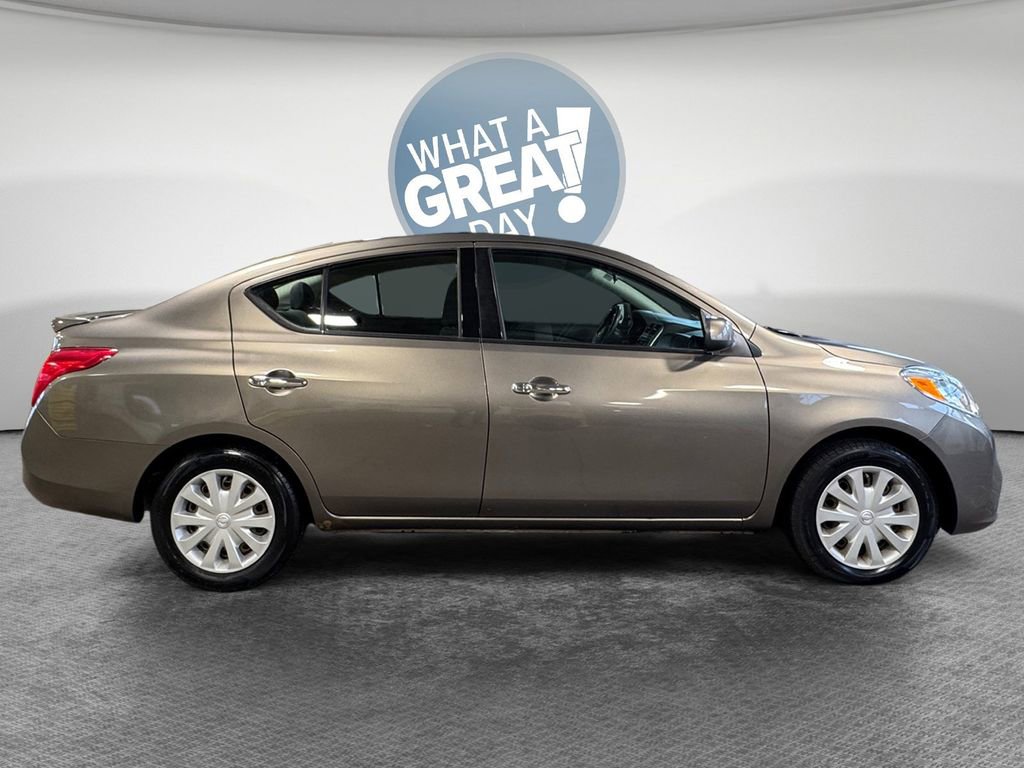 Used 2014 Nissan Versa SV image 2