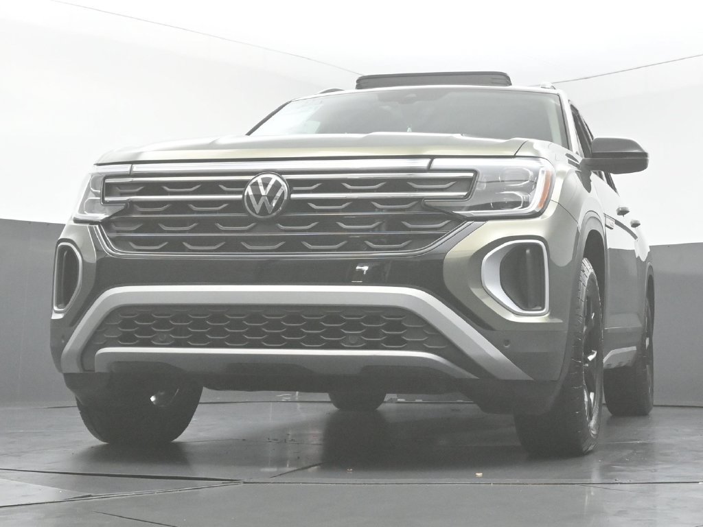Used 2025 Volkswagen Atlas Peak Edition SE AWD/4WD image 47