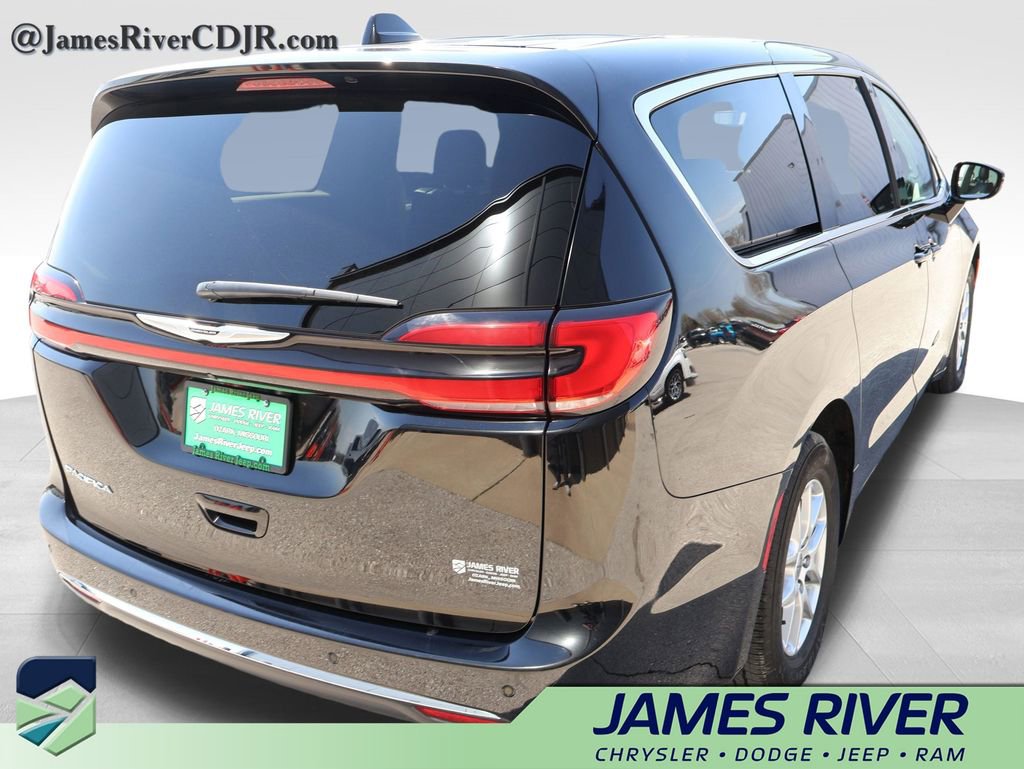 Used 2024 Chrysler Pacifica Touring-L FWD image 5