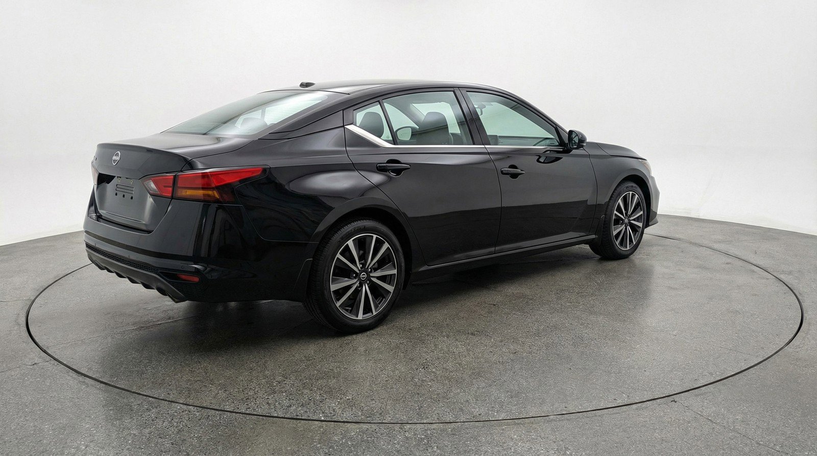 Used 2025 Nissan Altima 2.5 SV image 9