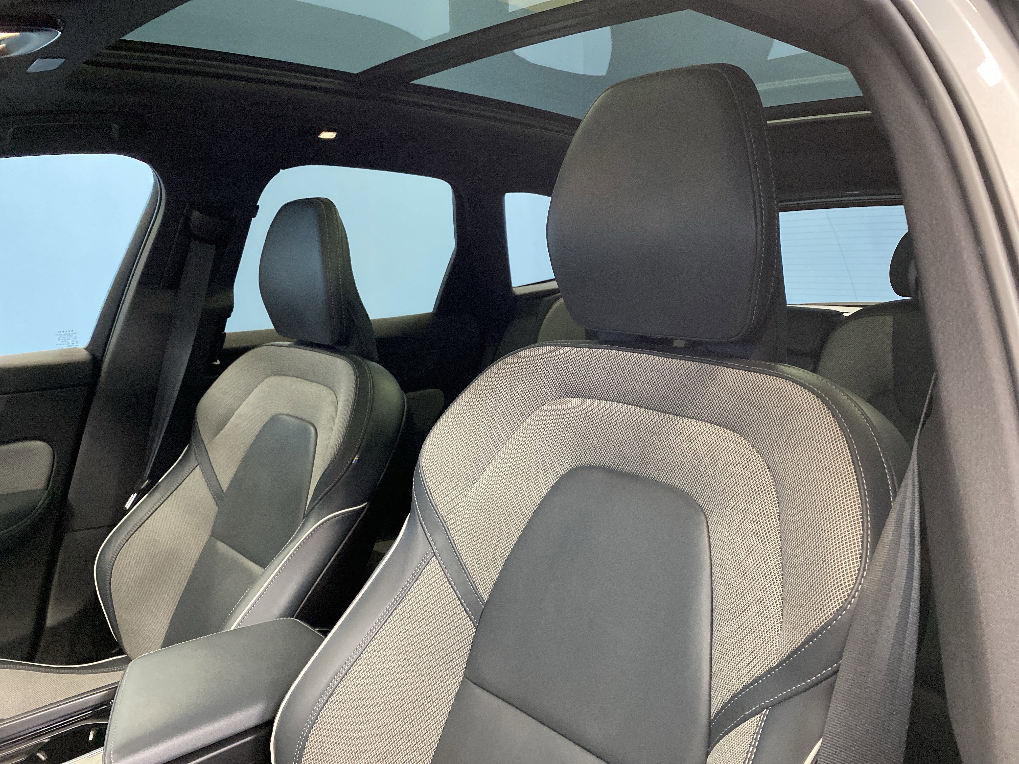 Used 2022 Volvo XC60 B5 R-Design image 8