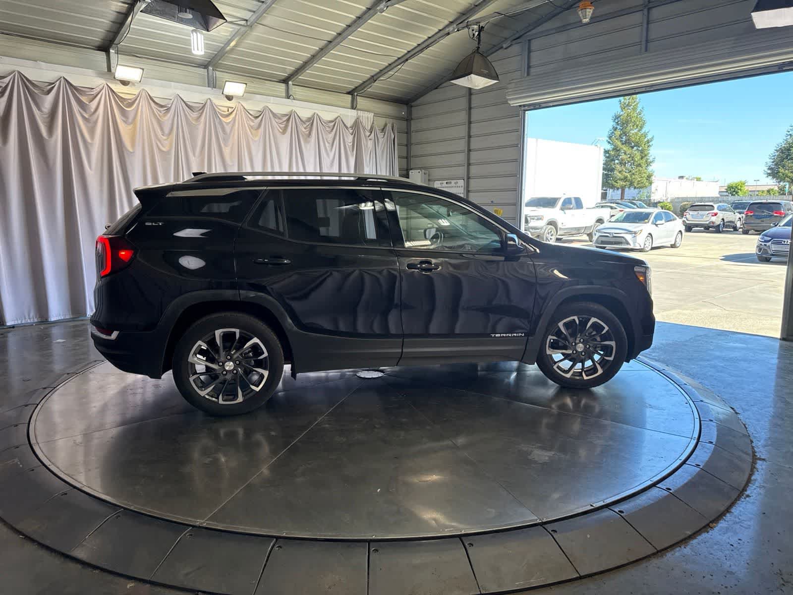 Used 2022 GMC Terrain SLT w/ Infotainment Package II FWD image 4