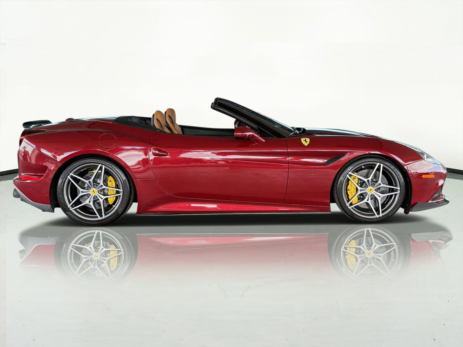 Used 2017 Ferrari California T image 2