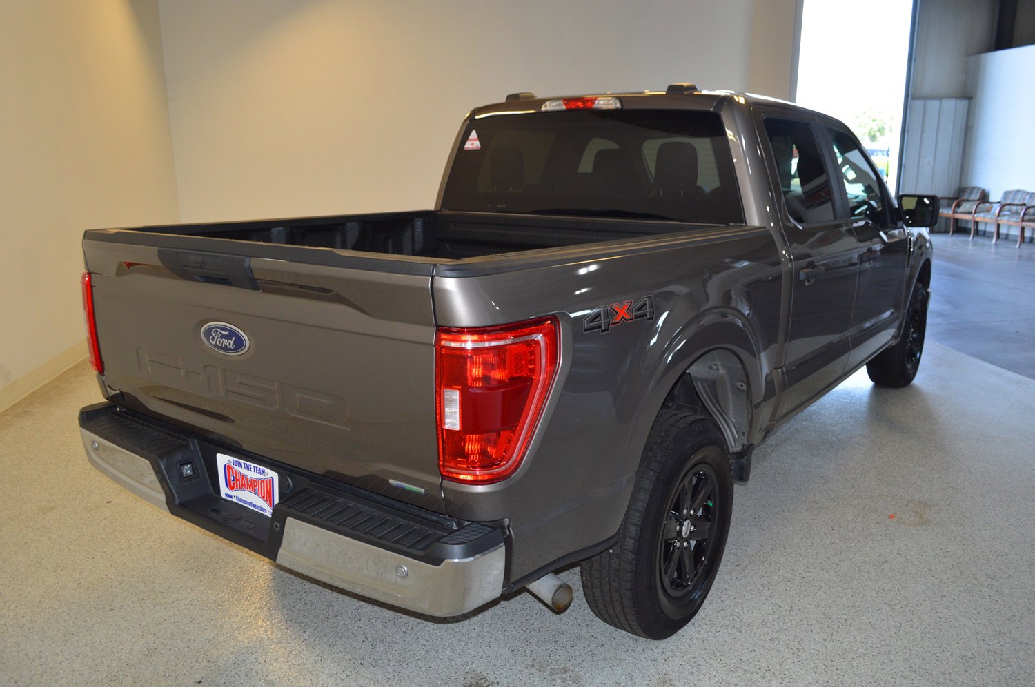 Used 2023 Ford F150 XLT image 3