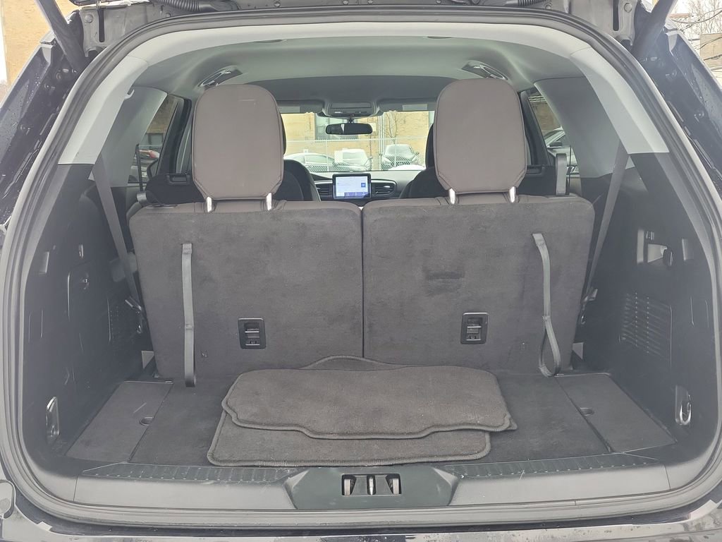 Used 2023 Ford Explorer XLT image 7