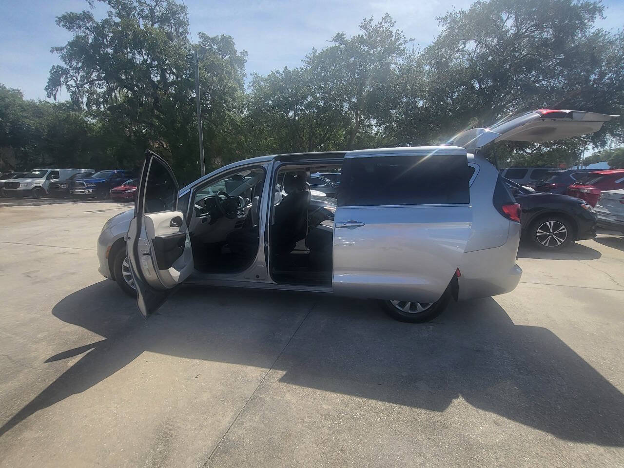 Used 2017 Chrysler Pacifica Touring w/ Tire & Wheel Group FWD image 84