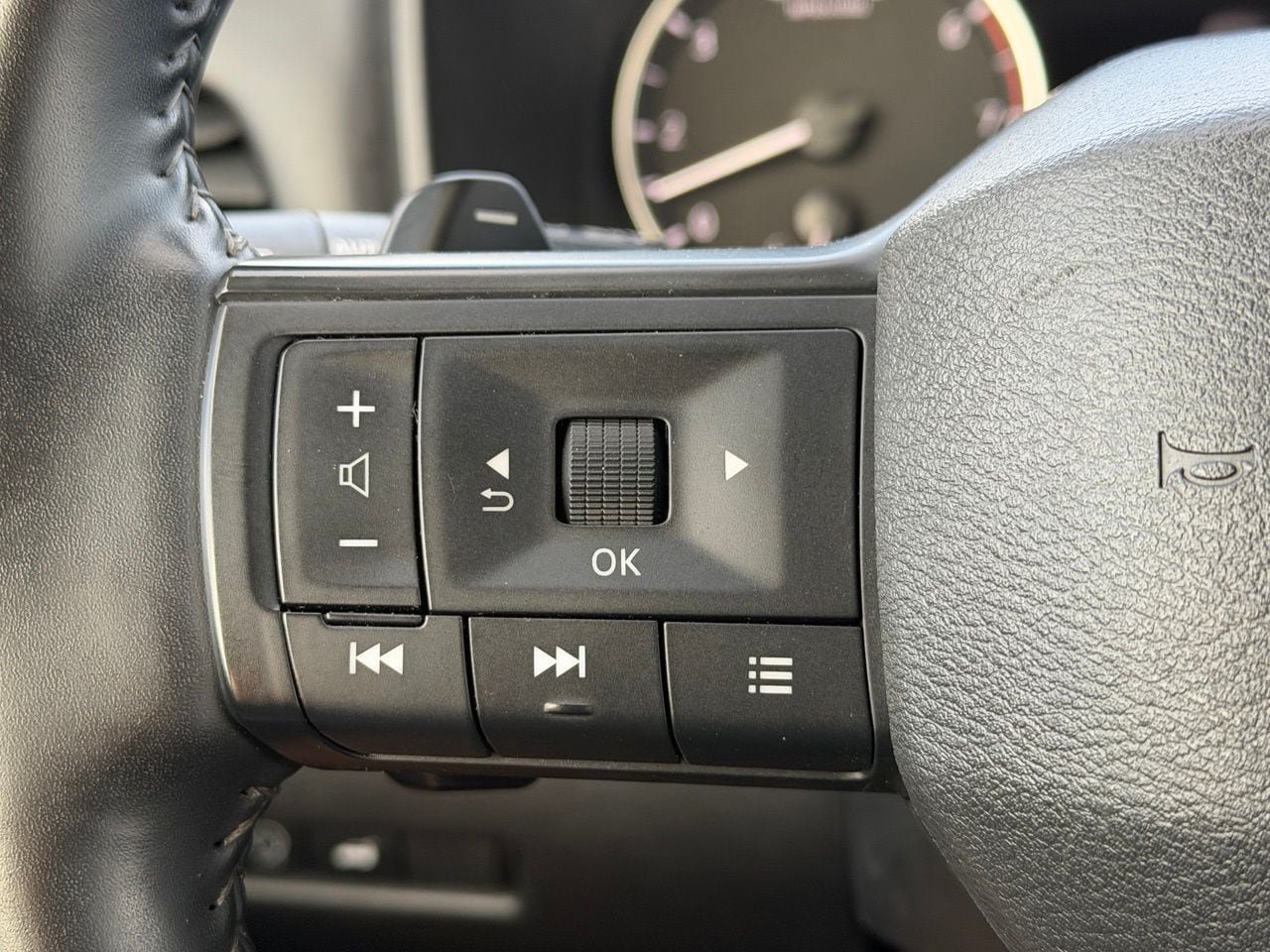 Certified 2025 Nissan Rogue SV AWD/4WD image 15